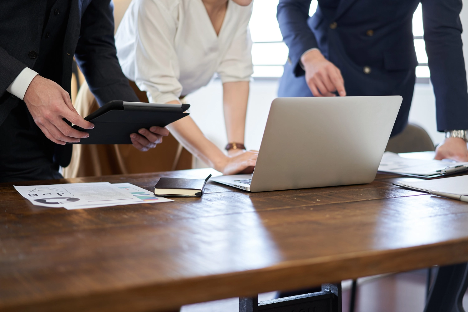 Bärbel Sonja Messmer - Steuerberatung - Frau mit Laptop und 2 andere Personen diskutieren